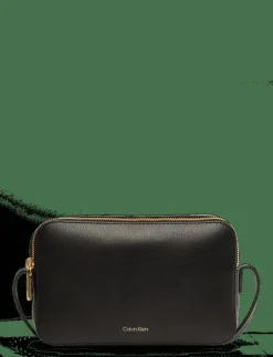 Calvin Klein FOIL LOGO ELONGATED CAMERA BAG - Crossbody Bags|Kvinnor Crossbody Bags