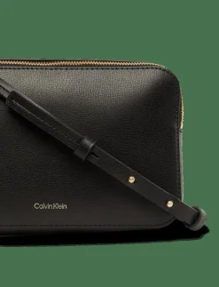 Calvin Klein FOIL LOGO ELONGATED CAMERA BAG - Crossbody Bags|Kvinnor Crossbody Bags