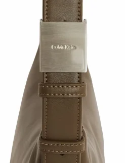 Calvin Klein HARDWARE STRAP MEDIUM CROSSBODY - Crossbody Bags|Kvinnor Crossbody Bags