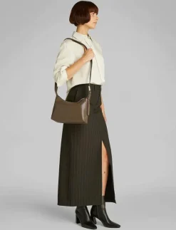 Calvin Klein HARDWARE STRAP MEDIUM CROSSBODY - Crossbody Bags|Kvinnor Crossbody Bags