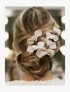 Corinne Leatherbow Small On Hair Clip - Håraccessoarer|Kvinnor Håraccessoarer