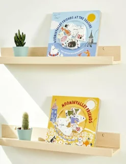 Barn Barbo Toys Barnböcker|Moominvalley Book at the Seaside with 5 wooden figures (ENG) - Saga
