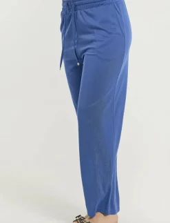 Kvinnor FREE/QUENT Mjukisbyxor|Pants from Freequent in a soft material. The pants have a simple silhouette with - Sweatpants