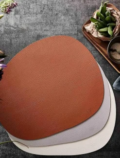 Aida RAW Buffalo - dækkeserviet 95% genbrugslæder dusty 1 stk 41x33,5 cm - Servering| Textilier