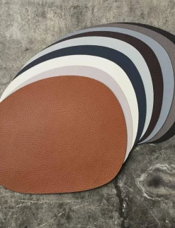 Aida RAW Buffalo - dækkeserviet 95% genbrugslæder dusty 1 stk 41x33,5 cm - Servering| Textilier