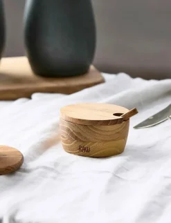 Aida Köksförvaring|RAW Teak salt jar with lid + spoon Salt jar: dia.8.2xh4cm, lid: dia.8.2xh1cm, spoon: L8.7cm - Förvaringsburkar
