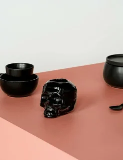 Kosta Boda Still Life skull ljuslykta svart 85mm - Skulpturer & Porslinsfigurer| Dekorationsdetaljer|Ljusstakar & Ljushållare
