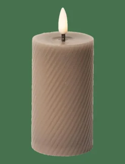 C'est Bon Swirled LED pillar candle - Dekoration| Ljus
